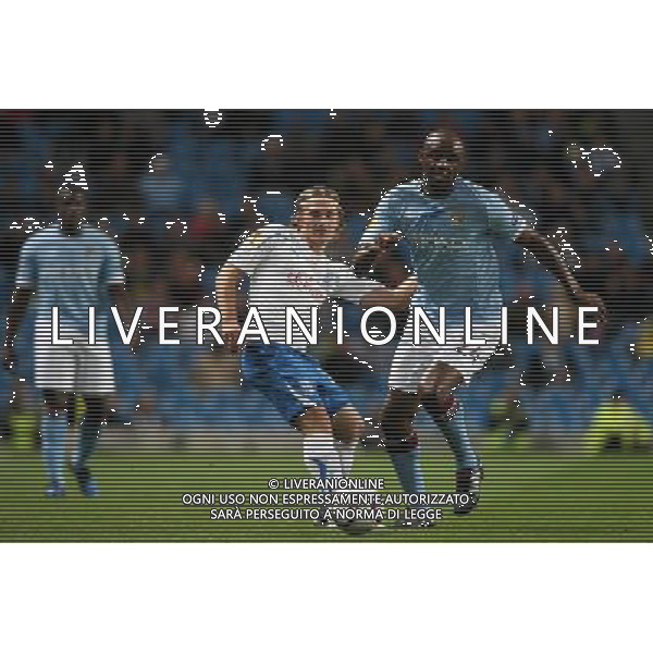 MANCHESTER 21.10.2010 UEFA EUROPA LEAGUE 2010-2011: MANCHESTER CITY FC - LECH POZNAN 3:1 nella foto: SERGIEJ KRIWIEC - PATRICK VIEIRA © PIOTR KUCZA / NEWSPIX.PL - AG. ALDO LIVERANI SAS ITALY ONLY 