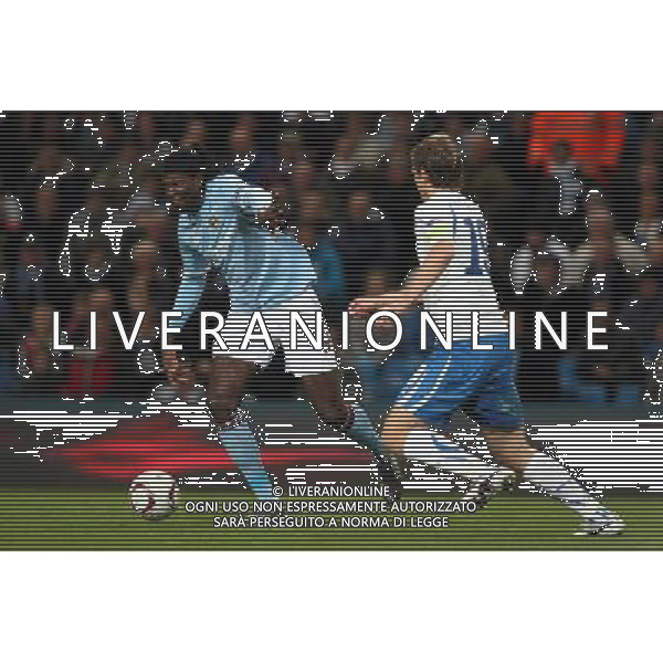 MANCHESTER 21.10.2010 UEFA EUROPA LEAGUE 2010-2011: MANCHESTER CITY FC - LECH POZNAN 3:1 nella foto: EMMANUEL ADEBAYOR - BARTOSZ BOSACKI © PIOTR KUCZA / NEWSPIX.PL - AG. ALDO LIVERANI SAS ITALY ONLY 