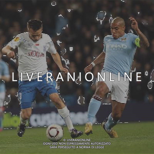 MANCHESTER 21.10.2010 UEFA EUROPA LEAGUE 2010-2011: MANCHESTER CITY FC - LECH POZNAN 3:1 nella foto: NIGEL DE JUNG (CITY) - SLAWOMI RPESZKO (LECH) © JAKUB PIASECKI / CYFRASPORT / NEWSPIX.PL - AG. ALDO LIVERANI SAS ITALY ONLY *** Local Caption *** 