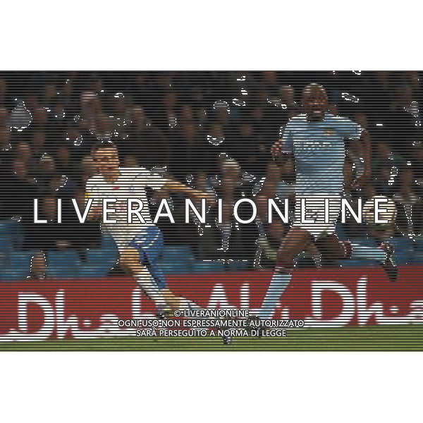 MANCHESTER 21.10.2010 UEFA EUROPA LEAGUE 2010-2011: MANCHESTER CITY FC - LECH POZNAN 3:1 nella foto: SLAWOMIR PESZKO , PATRICK VIEIRA (CITY) © JAKUB PIASECKI / CYFRASPORT / NEWSPIX.PL - AG. ALDO LIVERANI SAS ITALY ONLY 