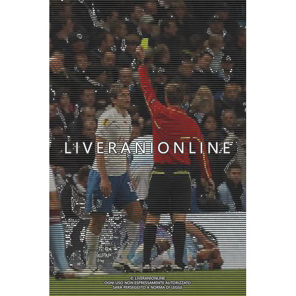 MANCHESTER 21.10.2010 UEFA EUROPA LEAGUE 2010-2011: MANCHESTER CITY FC - LECH POZNAN 3:1 nella foto: BARTOSZ BOSACKI (LECH) - cartellino giallo © JAKUB PIASECKI / CYFRASPORT / NEWSPIX.PL - AG. ALDO LIVERANI SAS ITALY ONLY 