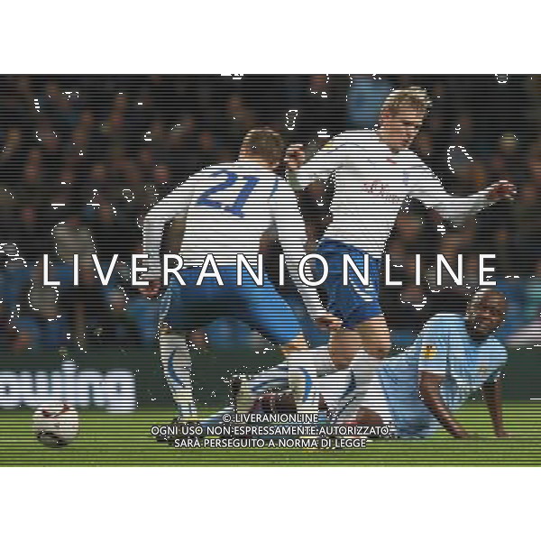 MANCHESTER 21.10.2010 UEFA EUROPA LEAGUE 2010-2011: MANCHESTER CITY FC - LECH POZNAN 3:1 nella foto: DIMITRIJE INJAC, ARTJOMS RUDNEVS (LECH), PATRICK VIEIRA (MANCHESTER) © TOMASZ JASTRZEBOWSKI / FOTO OLIMPIK / NEWSPIX.PL - AG. ALDO LIVERANI SAS ITALY ONLY 