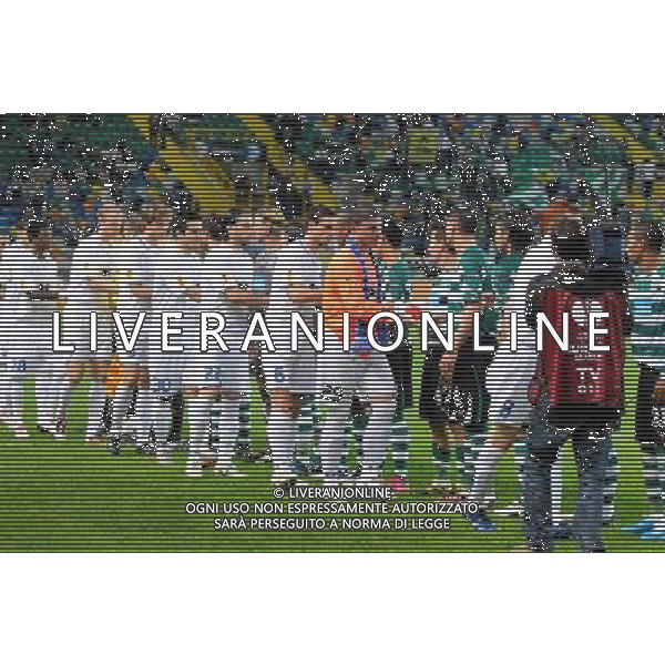 LISBONA (( PORTOGALLO) UEFA Europa League 2010/2011: Sporting Lisbona vs KAA Genk nella foto: squadra dello Sporting e del Genk si salutano prima della partita PHOTO: Alexandre Pona/CITYFILES/NEWSPIX.PL - Ag. Aldo Liverani sas ITALY ONLY Gent and Sporting players before the start of the match.