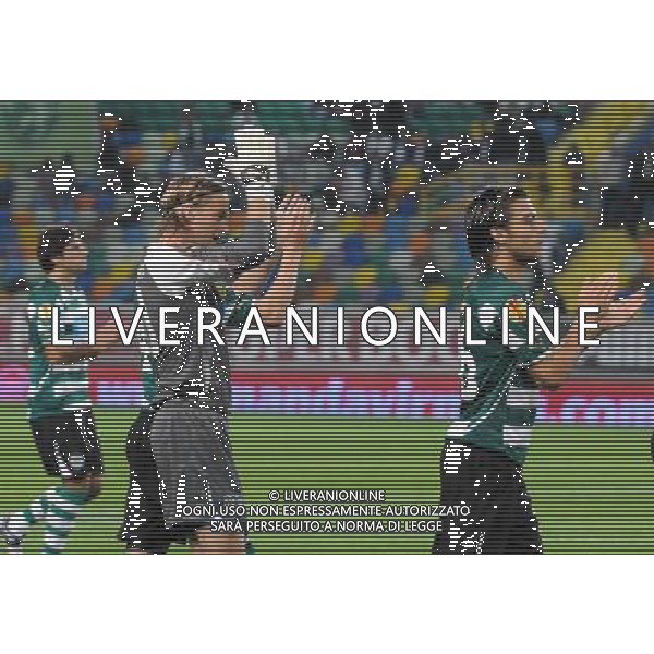 LISBONA (( PORTOGALLO) UEFA Europa League 2010/2011: Sporting Lisbona vs KAA Genk nella foto: Timo Hildebrand (portiere Sporting) and Andre Santos. PHOTO: Alexandre Pona/CITYFILES/NEWSPIX.PL - Ag. Aldo Liverani sas ITALY ONLY *** Local Caption *** 