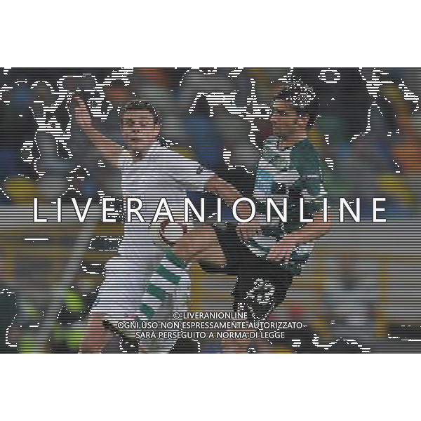 LISBONA (( PORTOGALLO) UEFA Europa League 2010/2011: Sporting Lisbona vs KAA Genk nella foto: Erlend Hanstveit (Gent) and Helder Postiga (Sporting) PHOTO: Alexandre Pona/CITYFILES/NEWSPIX.PL - Ag. Aldo Liverani sas ITALY ONLY 