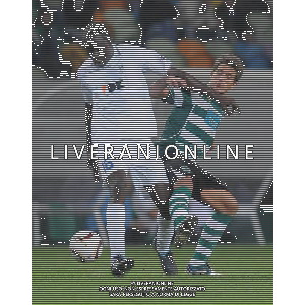 LISBONA (( PORTOGALLO) UEFA Europa League 2010/2011: Sporting Lisbona vs KAA Genk nella foto: Coulibaly (Gent) and Daniel Carrico (Sporting) PHOTO: Alexandre Pona/CITYFILES/NEWSPIX.PL - Ag. Aldo Liverani sas ITALY ONLY 