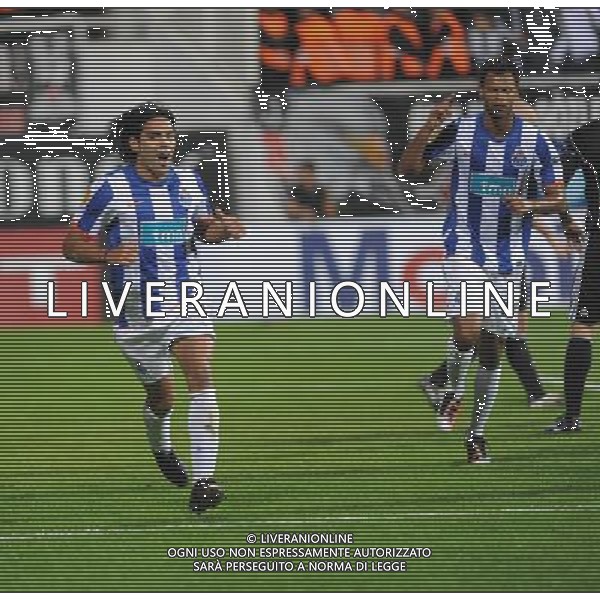 ISTANBUL ( TURCHIA). UEFA EUROPA LEAGUE 2010-2011: Besiktas Istanbul v Porto nella foto: Radamel Falcao Garcia Zarate (L) of Porto. © SESKIMPHOTO/NEWSPIX.PL - AG. ALDO LIVERANI SAS ITALY ONLY *** Local Caption *** 