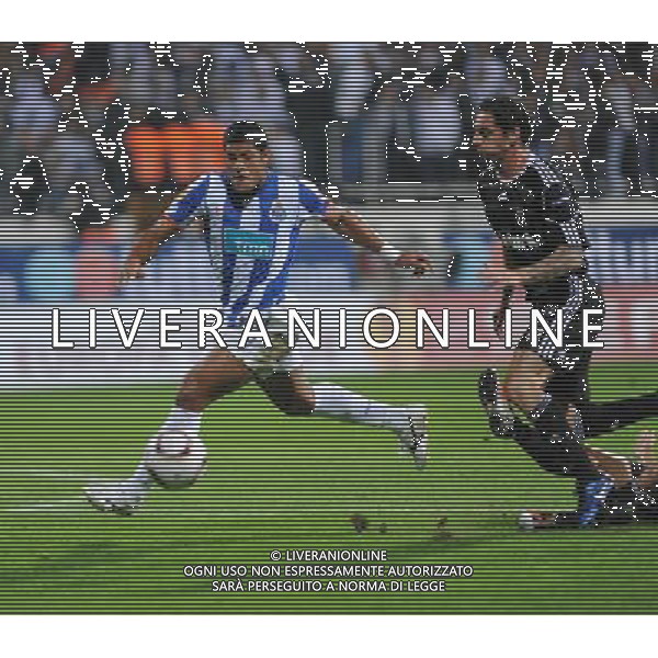 ISTANBUL ( TURCHIA). UEFA EUROPA LEAGUE 2010-2011: Besiktas Istanbul v Porto nella foto: Givanildo Vieira de Souza ( Hulk) -PORTO - Porto and Roberto Hilbert (R) of Besiktas. © SESKIMPHOTO/NEWSPIX.PL - AG. ALDO LIVERANI SAS ITALY ONLY 