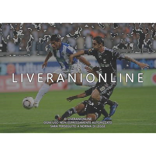 ISTANBUL ( TURCHIA). UEFA EUROPA LEAGUE 2010-2011: Besiktas Istanbul v Porto nella foto: Givanildo Vieira de Souza ( Hulk) -PORTO - Porto and Roberto Hilbert (R) of Besiktas. © SESKIMPHOTO/NEWSPIX.PL - AG. ALDO LIVERANI SAS ITALY ONLY 