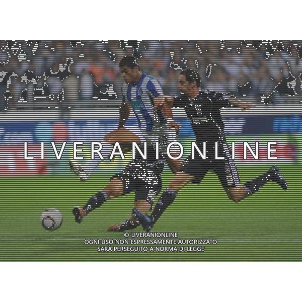 ISTANBUL ( TURCHIA). UEFA EUROPA LEAGUE 2010-2011: Besiktas Istanbul v Porto nella foto: Givanildo Vieira de Souza ( Hulk) -PORTO - Porto and Roberto Hilbert (R) of Besiktas. © SESKIMPHOTO/NEWSPIX.PL - AG. ALDO LIVERANI SAS ITALY ONLY 