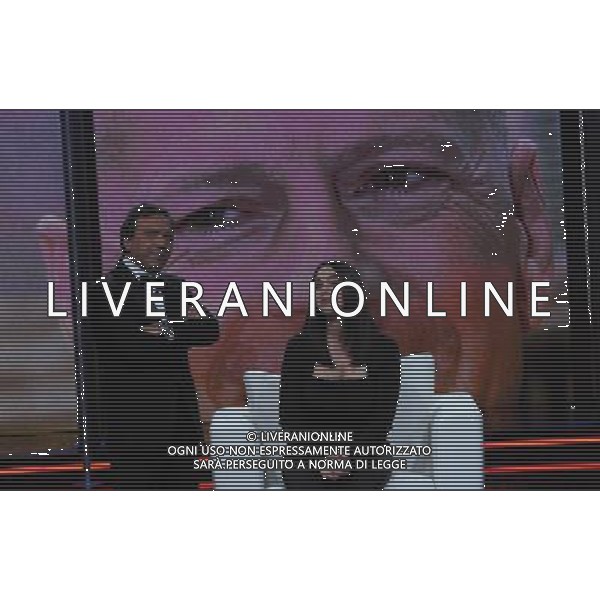 COLOGNO M.SE (MI) 27/10/2010 STUDI TELEVISIVI DI MEDIASET VIALE EUROPA TRASMISSIONE TELEVISIVA: -CHIAMBRETTI NIGHT- NELLA FOTO MONICA BELLUCCI E CHIAMBRETI CON DIETRO L\' IMMAGINE DI BRUCE WILLIS FOTO ROMANO/AG ALDO LIVERANI
