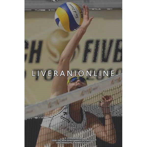 (101028) -- SANYA, Oct. 28, 2010 -- Czech Republic\'s Marketa Slukova spikes the ball in a match against Ukraine during the 2010 Swatch FIVB Beach Volleyball World Tour in Sanya, south China\'s Hainan Province, Oct. 28, 2010. Czech Republic won the match 2-1. Hou Jiansen) ©PHOTOSHOT/Agenzia Aldo Liverani Sas - ITALY ONLY - 2010 Swatch FIVB Beach Volley World Tour a Sanya, nel sud della Cina 28 ottobre 2010