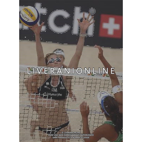 (101028) -- SANYA, Oct. 28, 2010 -- Kerri Walsh (L) of the United States blocks the ball in a match against Italy during the 2010 Swatch FIVB Beach Volleyball World Tour in Sanya, south China\'s Hainan Province, Oct. 28, 2010. The United States won the match 2-0. Hou Jiansen) ©PHOTOSHOT/Agenzia Aldo Liverani Sas - ITALY ONLY - 2010 Swatch FIVB Beach Volley World Tour a Sanya, nel sud della Cina 28 ottobre 2010