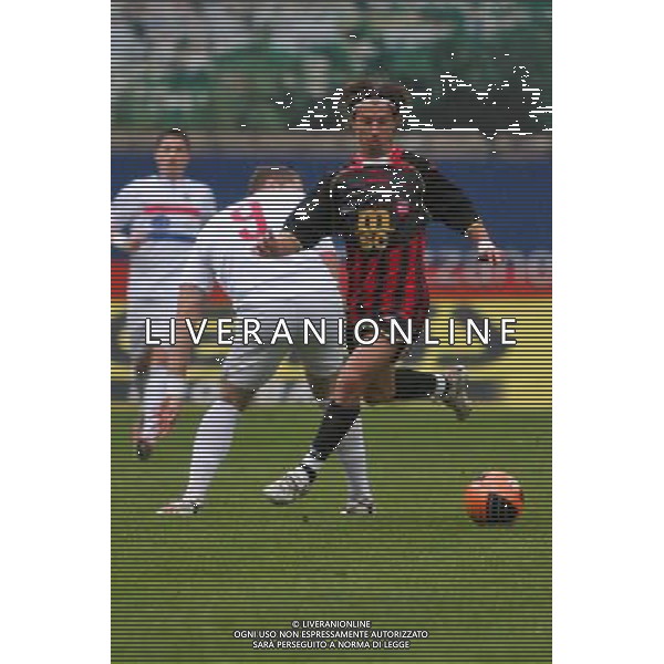 31/10/2010- SPO- Calcio LegaPro1 - Lumezzane - Sorrento NELLA FOTO Manco dribla Galabinov. ©AGENZIA ALDO LIVERANI SAS