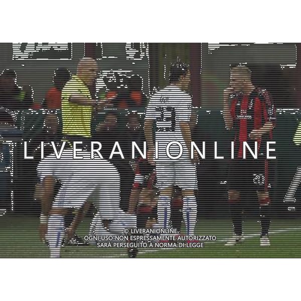 MILAN - REAL MADRID CHAMPIONS LEAGUE 03/11/2010 nella foto arbitro webb osserva ozil che discute con abate dell\'intervento su cristiano ronaldo ©luzzani/Agenzia Aldo Liverani Sas