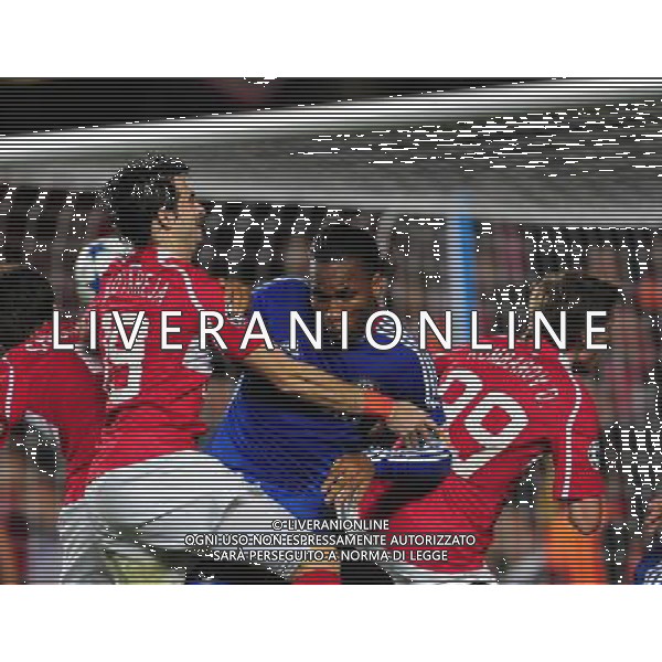 (101104) -- LONDON, Nov. 4, 2010 () -- Didier Drogba (C) of Chelsea strives for a corner kick during the 2010-2011 UEFA Championships Group F match between Chelsea and Spartak Moskva in London, Britain, Nov. 3, 2010. Chelsea won by 4-1. (/Zeng Yi) - Xinhua/Photoshot - Ag. Aldo Liverani sas ITALY ONLY LONDRA - UEFA CHAMPIONS LEAGUE 2010-2011 partita CHELSEA vs SPARTAK MOSCA