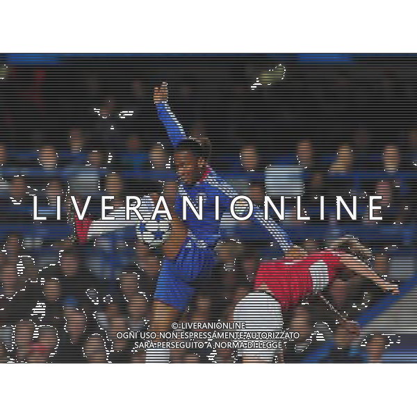 (101104) -- LONDON, Nov.4, 2010 () -- Didier Drogba (L) of Chelsea competes for the ball during the 2010-2011 UEFA Championships Group F match between Chelsea and Spartak Moskva in London, Britain, Nov. 3, 2010. Chelsea won by 4-1. (/Zeng Yi) - Xinhua/Photoshot - Ag. Aldo Liverani sas ITALY ONLY LONDRA - UEFA CHAMPIONS LEAGUE 2010-2011 partita CHELSEA vs SPARTAK MOSCA
