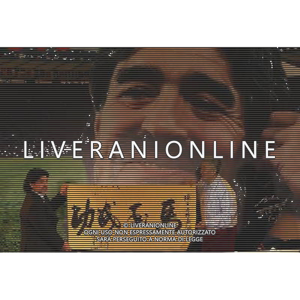 (101105) -- BEIJING , Nov. 5, 2010 () -- Zhao Benshan (R), a famous Chinese comedian, presents his calligraphy to world soccer icon Diego Maradona in a charity banquet held in Beijing, capital of China, Nov. 4, 2010. Maradona, called \'King of Soccer\', by Chinese media, arrived in China on Wednesday for a series of charity events organised by the Chinese Red Cross Foundation. He will play in two fundraising matches for the foundation. (/Wang Yongji) (ljh) - Xinhua - Photoshot - Ag. Aldo Liverani sas ITALY ONLY PECHINO - DIEGO ARMANDO MARADONA IN CINA PER UNA SERIE DI EVENTI BENEFICI ORGANIZZATI DALLA CROCE ROSSA CINESE