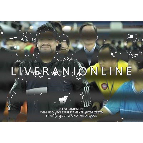 GUANGDONG - IL CAMPIONE ARGENTINO DIEGO ARMANDO MARADONA IN CINA A SCOPO BENEFICO PER RACCOGLIERE FONDI PER UN PROGETTO DELLA CROCE ROSSA CINESE PER AIUTARE LA POPOLAZIONE POVERA CHE MALATA DI CANCRO © Wu Jun/ColorChinaPhoto - Ag. Aldo Liverani sas ITALY ONLY