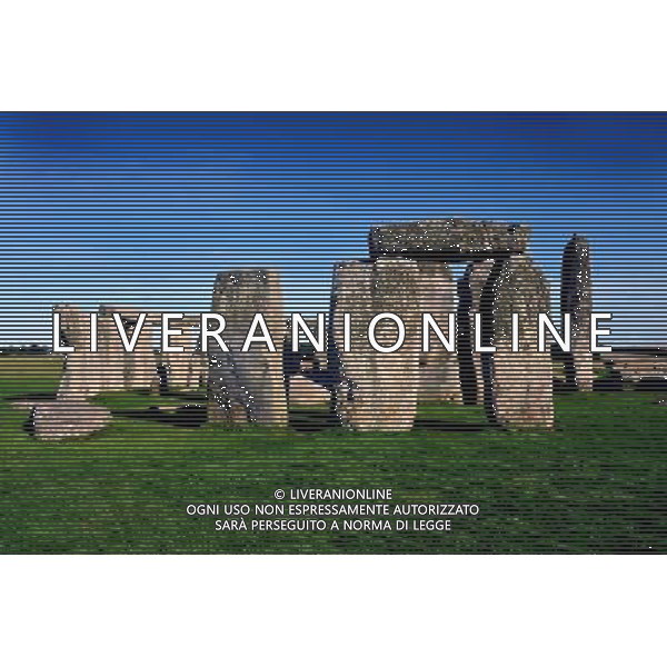 Stonehenge is a prehistoric monument located in the English county of Wiltshire, about 3.2 kilometres (2.0 mi) west of Amesbury and 13 kilometres (8.1 mi) north of Salisbury. One of the most famous sites in the world, Stonehenge is composed of earthworks surrounding a circular setting of large standing stones. It is at the centre of the most dense complex of Neolithic and Bronze Age monuments in England, including several hundred burial mounds. - © Brian Jordan/ Retna Pictures - Photoshot - Ag. Aldo Liverani sas ITALY ONLY VEDUTE LONDRA E INGHILTERRA