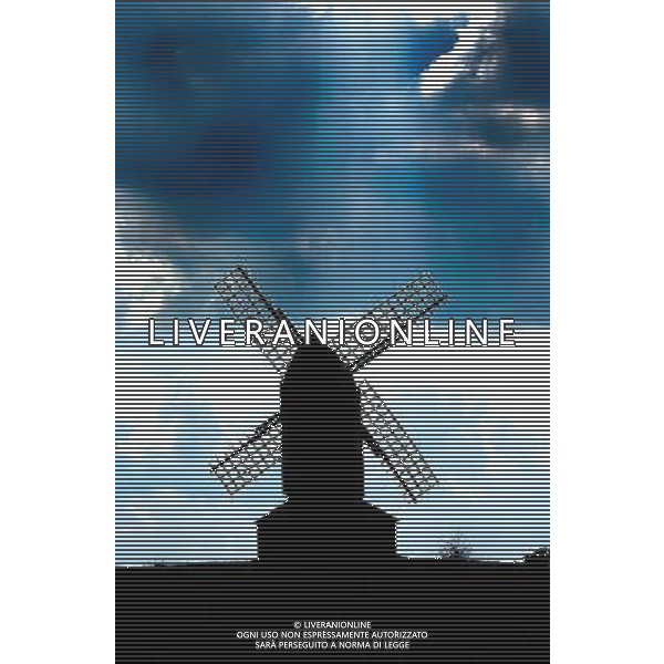 Brill windmill Buckinghamshire - © Brian Jordan/ Retna Pictures - Photoshot - Ag. Aldo Liverani sas ITALY ONLY VEDUTE LONDRA E INGHILTERRA