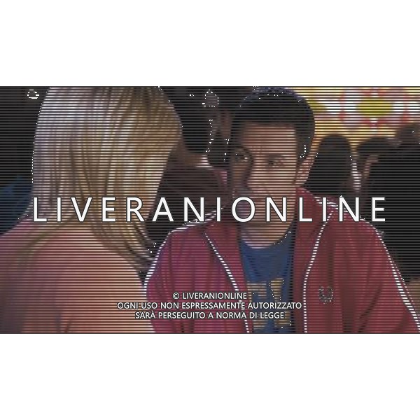 20101100: USA - L\'attrice Jennifer Aniston come Katherine e attore Adam Sandler come Danny in promo Columbia Pictures per il nuovo film: Just Go With It (2011). Il film  una commedia romantica che racconta di un chirurgo plastico (Adam Sandler), che finge di essere sposato come un pick up, incontra finalmente la donna dei suoi sogni (Brooklyn Decker). Non usa il pick up sulla sua linea, ma quando trova la fede nuziale che lo utilizza e crede di essere sposato, deve dirle che sta ottenendo il divorzio. Egli chiede il suo manager ufficio (Jennifer Aniston) ei suoi figli a posare come la sua famiglia al fine di dimostrare la sua storia. FOTO: CITYFILES / NEWSPIX.PL PHOTO: CITYFILES/NEWSPIX.PL/AGALDOLIVERANI PORTUGAL,BRAZIL,SPAIN,GERMANY,FRANCE,UK OUT !!! 