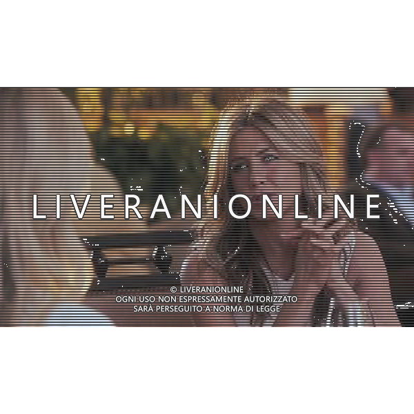 20101100: USA - L\'attrice Jennifer Aniston come Katherine e attore Adam Sandler come Danny in promo Columbia Pictures per il nuovo film: Just Go With It (2011). Il film  una commedia romantica che racconta di un chirurgo plastico (Adam Sandler), che finge di essere sposato come un pick up, incontra finalmente la donna dei suoi sogni (Brooklyn Decker). Non usa il pick up sulla sua linea, ma quando trova la fede nuziale che lo utilizza e crede di essere sposato, deve dirle che sta ottenendo il divorzio. Egli chiede il suo manager ufficio (Jennifer Aniston) ei suoi figli a posare come la sua famiglia al fine di dimostrare la sua storia. FOTO: CITYFILES / NEWSPIX.PL PHOTO: CITYFILES/NEWSPIX.PL/AGALDOLIVERANI PORTUGAL,BRAZIL,SPAIN,GERMANY,FRANCE,UK OUT !!! 