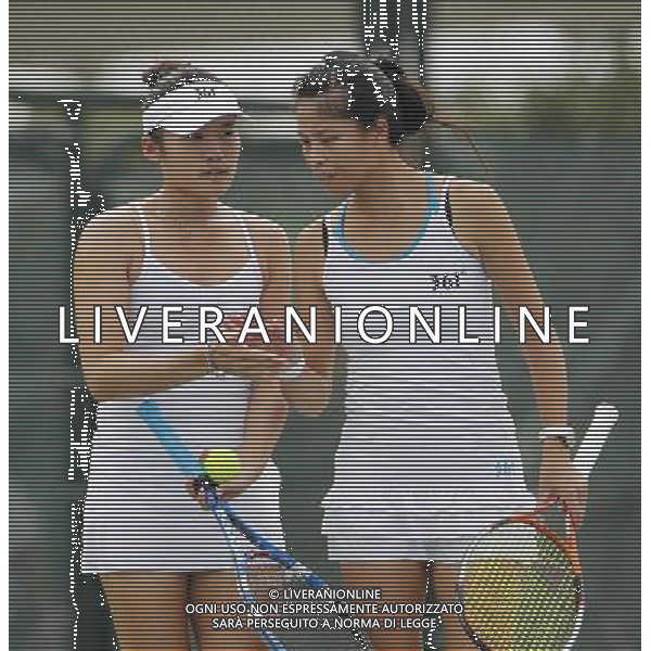 (101115) -- GUANGZHOU, Nov. 15, 2010 () --Chinese Taipei\'s Chuang Chia Jung(L)/Hsieh Suwei talk during the women\'s team semifinal of tennis against Japan at the 16th Asian Games in Guangzhou, south China\'s Guangdong Province, Nov. 15, 2010. Chinese Taipei won the match by 2-1. (/Ren Zhenglai) ©photoshot/Agenzia Aldo Liverani Sas - ITALY ONLY - 16a Giochi Asiatici di Guangzhou, nel sud della Cina