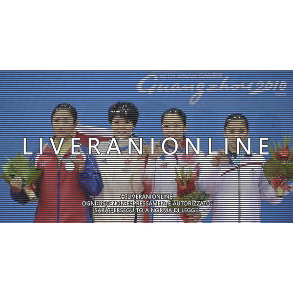 (101116) -- GUANGZHOU, Nov. 16, 2010 () -- Gold medalist Geng Xiaoling(2nd, L) from Hong Kong of China shows medal with silver medalist Oo Sandi Oo(1st, L) of Mynamar, bronze medalists Susyana Tjhan(2nd, R) of Indonesia and Yuki Hiraoka of Japan during the awarding ceremony for women\'s Changquan of Wushu event at the 16th Asian Games in Guangzhou, south China\'s Guangdong Province, Nov. 16, 2010. Geng won the gold medal with 9.75 points. (/Gesang Dawa)(wll) ©photoshot/Agenzia Aldo Liverani Sas - ITALY ONLY - 16a Giochi Asiatici di Guangzhou, nel sud della Cina