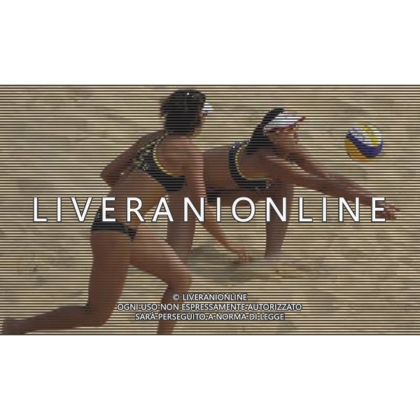 (101116) -- GUANGZHOU, Nov. 16, 2010 () --China\'s Xue Chen £¬R£©tries to save the ball as Zhang Xi looks on during a preliminary match of women\'s beach volleyball competition against South Korea\'s Huyn Jung/Euna at the 16th Asian Games in Guangzhou, south China\'s Guangdong Province, Nov. 16, 2010. Xue Chen/ Zhang Xi won the match with 2-0. (/Yang Lei)(rzl) ©photoshot/Agenzia Aldo Liverani Sas - ITALY ONLY - 16a Giochi Asiatici di Guangzhou, nel sud della Cina