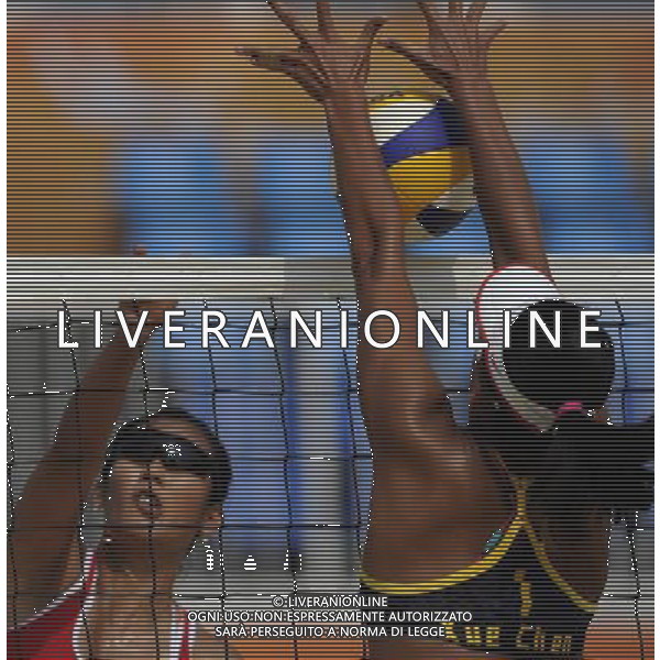 (101116) -- GUANGZHOU, Nov. 16, 2010 () --China\'s Xue Chen blocks the ball during a preliminary match of women\'s beach volleyball competition against South Korea\'s Huyn Jung/Euna at the 16th Asian Games in Guangzhou, south China\'s Guangdong Province, Nov. 16, 2010. Xue Chen/Zhang Xi won the match with 2-0. (/Yang Lei)(rzl) ©photoshot/Agenzia Aldo Liverani Sas - ITALY ONLY - 16a Giochi Asiatici di Guangzhou, nel sud della Cina
