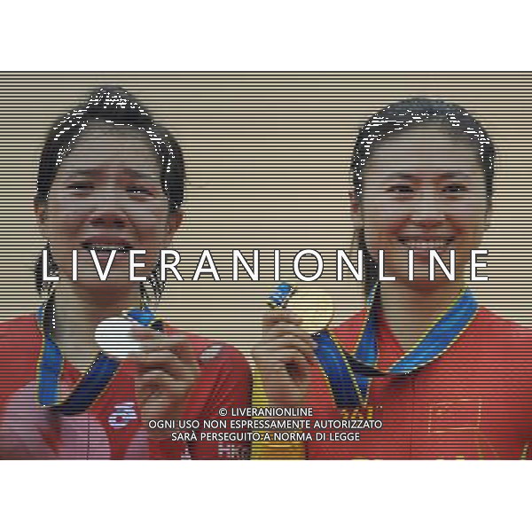 (101116) -- GUANGZHOU, Nov. 16, 2010 () -- Gold medalist Liu Xin (R) of China and silver medalist Wong Wan Yiu of Hong Kong of China both shed tears during the awarding ceremony for the women\'s cycling Points Race finals at the 16th Asian Games in Guangzhou, south China\'s Guangdong Province, Nov. 16, 2010. (/Li Ga) ©photoshot/Agenzia Aldo Liverani Sas - ITALY ONLY - 16a Giochi Asiatici di Guangzhou, nel sud della Cina
