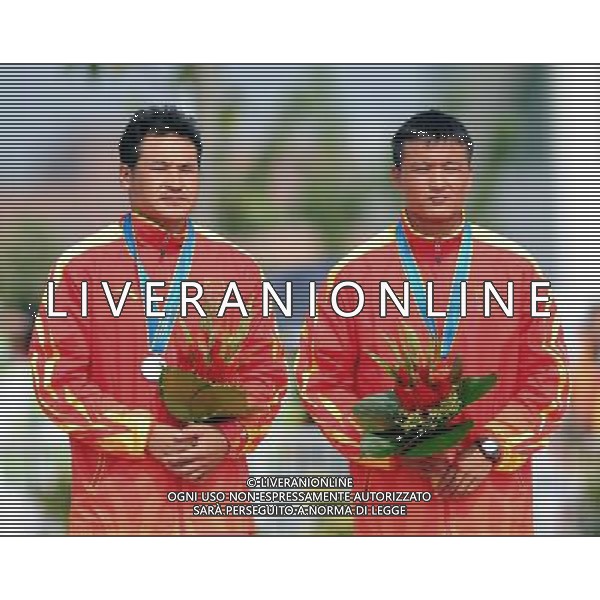 (101116) -- GUANGZHOU, Nov. 16, 2010 () -- Chen Fei(R)/Shan Bao of China pose during the awarding ceremony for the men\'s canoe double of canoe/kayak slalom at the 16th Asian Games held in Guangzhou, capital of south China\'s Guangdong Province, Nov. 16, 2010. Chen Fei/Shan Bao of China won the silver medal with 113.58 seconds. (/Guo Yong)(sss) ©photoshot/Agenzia Aldo Liverani Sas - ITALY ONLY - 16a Giochi Asiatici di Guangzhou, nel sud della Cina