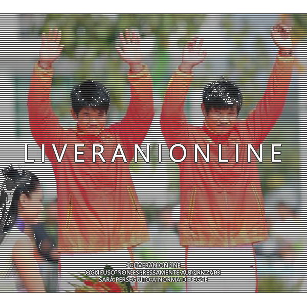 (101116) -- GUANGZHOU, Nov. 16, 2010 () -- Hu Minghai(R)/Shu Junrong of China wave to the spectators during the awarding ceremony for the men\'s canoe double of canoe/kayak slalom at the 16th Asian Games held in Guangzhou, capital of south China\'s Guangdong Province, Nov. 16, 2010. Hu Minghai/Shu Junrong of China claimed the title with 99.96 seconds. (/Guo Yong)(sss) ©photoshot/Agenzia Aldo Liverani Sas - ITALY ONLY - 16a Giochi Asiatici di Guangzhou, nel sud della Cina