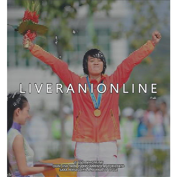 (101116) -- GUANGZHOU, Nov. 16, 2010 () -- Zou Yingying of China waves to the spectators during the awarding ceremony for the women\'s kayak single of canoe/kayak slalom at the 16th Asian Games held in Guangzhou, capital of south China\'s Guangdong Province, Nov. 16, 2010. Zou Yingying of China claimed the title with 105.72 seconds.(/Guo Yong)(sss) ©photoshot/Agenzia Aldo Liverani Sas - ITALY ONLY - 16a Giochi Asiatici di Guangzhou, nel sud della Cina