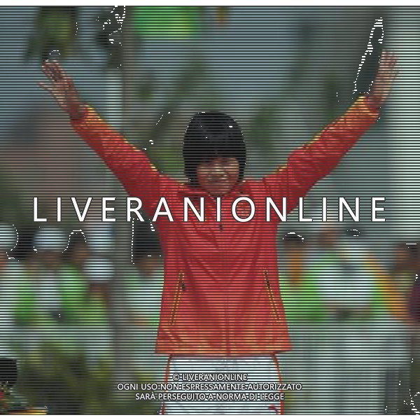 (101116) -- GUANGZHOU, Nov. 16, 2010 () -- Li Jingjing of China waves to the spectators during the awarding ceremony for the women\'s kayak single of canoe/kayak slalom at the 16th Asian Games held in Guangzhou, capital of south China\'s Guangdong Province, Nov. 16, 2010. Li Jingjing of China won the silver medal with 106.37 seconds. (/Guo Yong)(sss) ©photoshot/Agenzia Aldo Liverani Sas - ITALY ONLY - 16a Giochi Asiatici di Guangzhou, nel sud della Cina