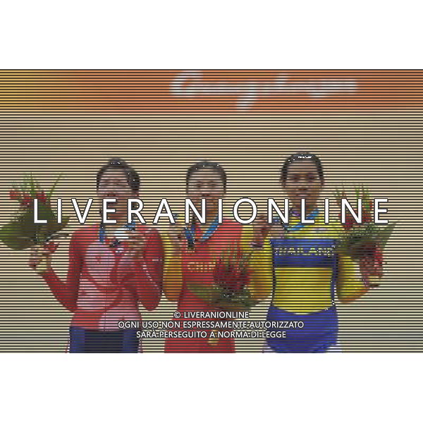 (101116) -- GUANGZHOU, Nov. 16, 2010 () -- China\'s Liu Xin (C), Wong Wan Yiu (L) from Hong Kong of China and Thailand\'s Chanpeng Nontasin pose on the podium during the awarding ceremony for the women\'s cycling Points Race event at the 16th Asian Games in Guangzhou, south China\'s Guangdong Province, Nov. 16, 2010. Liu won the gold medal with 34 points. Wong Wan Yiu took the second place and Chanpeng Nontasin took the third place. (/Li Ga) ©photoshot/Agenzia Aldo Liverani Sas - ITALY ONLY - 16a Giochi Asiatici di Guangzhou, nel sud della Cina