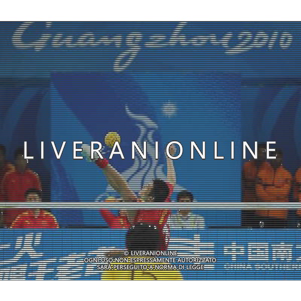 (101116) -- GUANGZHOU, Nov. 16, 2010 () -- Ge Yusheng of China kicks the ball during the men\'s team preliminary match group B of the Sepaktakraw event against the team of Malaysia at the 16th Asian Games held in Guangzhou, capital of south China\'s Guangdong Province, Nov. 16, 2010. The team of China lost by 1-2. (/Li Ming) (sss) ©photoshot/Agenzia Aldo Liverani Sas - ITALY ONLY - 16a Giochi Asiatici di Guangzhou, nel sud della Cina