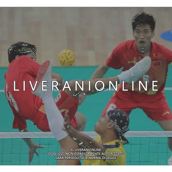 (101116) -- GUANGZHOU, Nov. 16, 2010 () -- Xu Mingchi(L) of China blocks the ball during the men\'s team preliminary match group B of the Sepaktakraw event against the team of Malaysia at the 16th Asian Games held in Guangzhou, capital of south China\'s Guangdong Province, Nov. 16, 2010. The team of China lost by 1-2. (/Li Ming) (sss) ©photoshot/Agenzia Aldo Liverani Sas - ITALY ONLY - 16a Giochi Asiatici di Guangzhou, nel sud della Cina