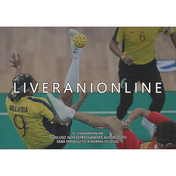 (101116) -- GUANGZHOU, Nov. 16, 2010 () -- Player of Malaysia(L) kicks the ball during the men\'s team preliminary match group B of the Sepaktakraw event against the team of China at the 16th Asian Games held in Guangzhou, capital of south China\'s Guangdong Province, Nov. 16, 2010. The team of Malaysia won by 2-1. (/Li Ming) (sss) ©photoshot/Agenzia Aldo Liverani Sas - ITALY ONLY - 16a Giochi Asiatici di Guangzhou, nel sud della Cina