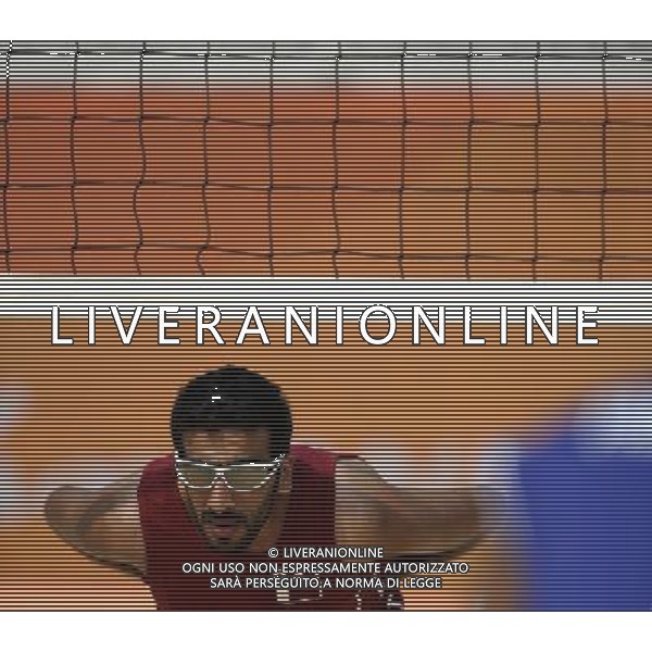 (101116) -- GUANGZHOU, Nov. 16, 2010 () -- Mahmoud of Qatar competes during men\'s preliminary pool match of beach volleyball competition against Panupong/Niphon of Thailand at the 16th Asian Games in Guangzhou, south China\'s Guangdong Province. Mahmoud/Ismaeel of Qatar lost the match by 0-2.(/Yang Lei)(sss) ©photoshot/Agenzia Aldo Liverani Sas - ITALY ONLY - 16a Giochi Asiatici di Guangzhou, nel sud della Cina