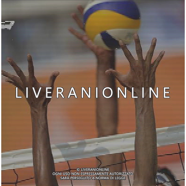 (101116) -- GUANGZHOU, Nov. 16, 2010 () -- Panupong of Thailand tries to block the ball during men\'s preliminary pool match of beach volleyball competition against Mahmoud/Ismaeel of Qatar at the 16th Asian Games in Guangzhou, south China\'s Guangdong Province.Panupong/Niphon of Thailand won the match by 2-0.(/Yang Lei)(sss) ©photoshot/Agenzia Aldo Liverani Sas - ITALY ONLY - 16a Giochi Asiatici di Guangzhou, nel sud della Cina