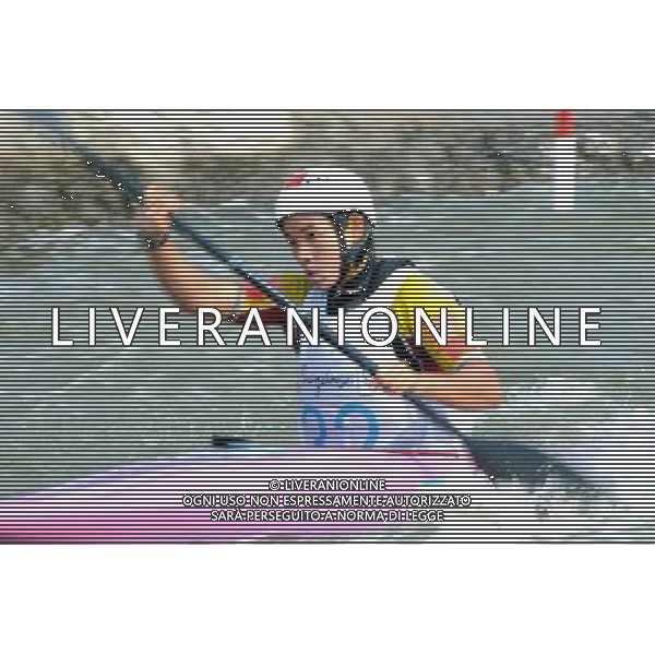 (101116) -- GUANGZHOU, Nov. 16, 2010 () -- China\'s Zou Yingying competes during the final of women\'canoe/kayak slalom single competition at the 16th Asian Games in Guangzhou, south China\'s Guangdong Province, Nov. 16, 2010. Zou won the gold medal with 105.72 seconds.(/Guo Yong) ©photoshot/Agenzia Aldo Liverani Sas - ITALY ONLY - 16a Giochi Asiatici di Guangzhou, nel sud della Cina