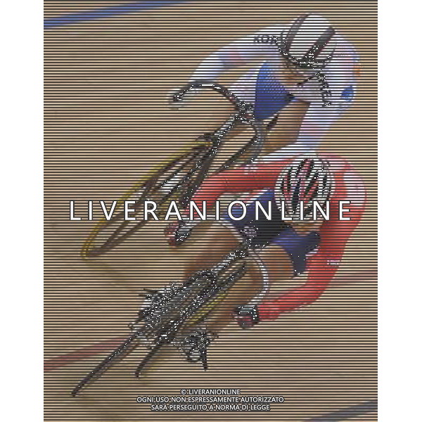 (101117) -- GUANGZHOU, Nov. 17(Xinhua) -- Lee Wai Sze(R) of Hong Kong of China competes with Kim Wong Yeong of South Korea in women\'s sprint final of Cycling Track competition at the 16th Asian Games in Guangzhou, south China\'s Guangdong Province, Nov. 17, 2010. Lee won the bronze medal of the event. (Xinhua/Li Ga) ©photoshot/Agenzia Aldo Liverani Sas - ITALY ONLY - 16a Giochi Asiatici di Guangzhou, nel sud della Cina