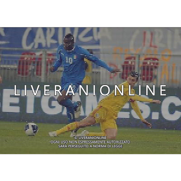 Italia - Romania Amichevole a Klagenfurt 17/11/2010 nella foto mario balotelli e tamas ©Parisotto/Agenzia Aldo Liverani Sas