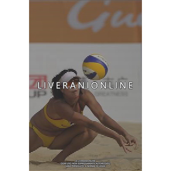 (101118) -- GUANGZHOU, Nov. 18, 2010 (Xinhua) -- Zhang Xi of China tries to save the ball during women\'s preliminary pool match of beach volleyball competition against Clara/Sonia of Hong Kong of China at the 16th Asian Games in Guangzhou, south China\'s Guangdong Province,on Nov. 18, 2010.(Xinhua/Yang Lei£© ©PHOTOSHOT /Agenzia Aldo Liverani Sas - ITALY ONLY - CINA: 16mi Giochi Asiatici di Guangzhou