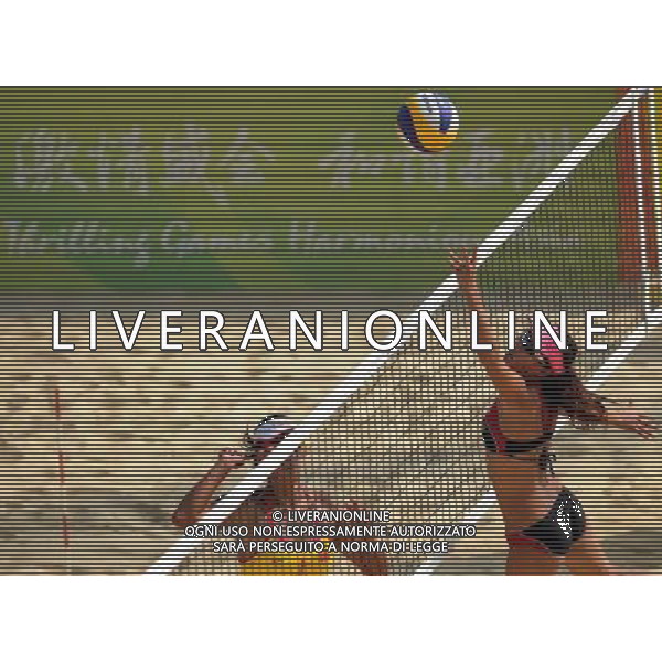 (101118) -- GUANGZHOU, Nov. 18, 2010 (Xinhua) -- Clara (R)of Hong Kong of China pushes the ball over the net against Xue Chen of China during a women\'s preliminary pool match of beach volleyball competition at the 16th Asian Games in Guangzhou, south China\'s Guangdong Province,on Nov. 18, 2010.(Xinhua/Yang Shiyao ©PHOTOSHOT /Agenzia Aldo Liverani Sas - ITALY ONLY - CINA: 16mi Giochi Asiatici di Guangzhou