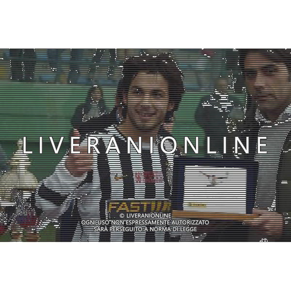 TORNEO DI VIAREGGIO FINALE 56a COPPA CARNEVALE 25/2/2004 EMPOLI-JUVENTUS 0-3 NELLA FOTO ESULTANZA DI CHIUMIENTO DAVIDE CHE RICEVE IL PREMIO COME MIGLIORE GIOCATORE FOTO GIANNI NUCCI/AG ALDO LIVERANI