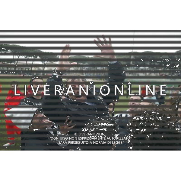 TORNEO DI VIAREGGIO FINALE 56a COPPA CARNEVALE 25/2/2004 EMPOLI-JUVENTUS 0-3 NELLA FOTO ESULTANZA DI CHIARENZA VINCENZO PORTATO IN TRIONFO FOTO GIANNI NUCCI/AG ALDO LIVERANI