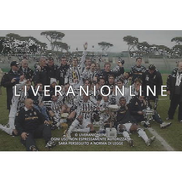 TORNEO DI VIAREGGIO FINALE 56a COPPA CARNEVALE 25/2/2004 EMPOLI-JUVENTUS 0-3 NELLA FOTO ESULTANZA JUVENTUS VINCITRICE CON IL TROFEO FOTO GIANNI NUCCI/AG ALDO LIVERANI